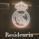 Logotipo iluminado del Real Madrid en la entrada de la residencia del primer equipo en Valdebebas.