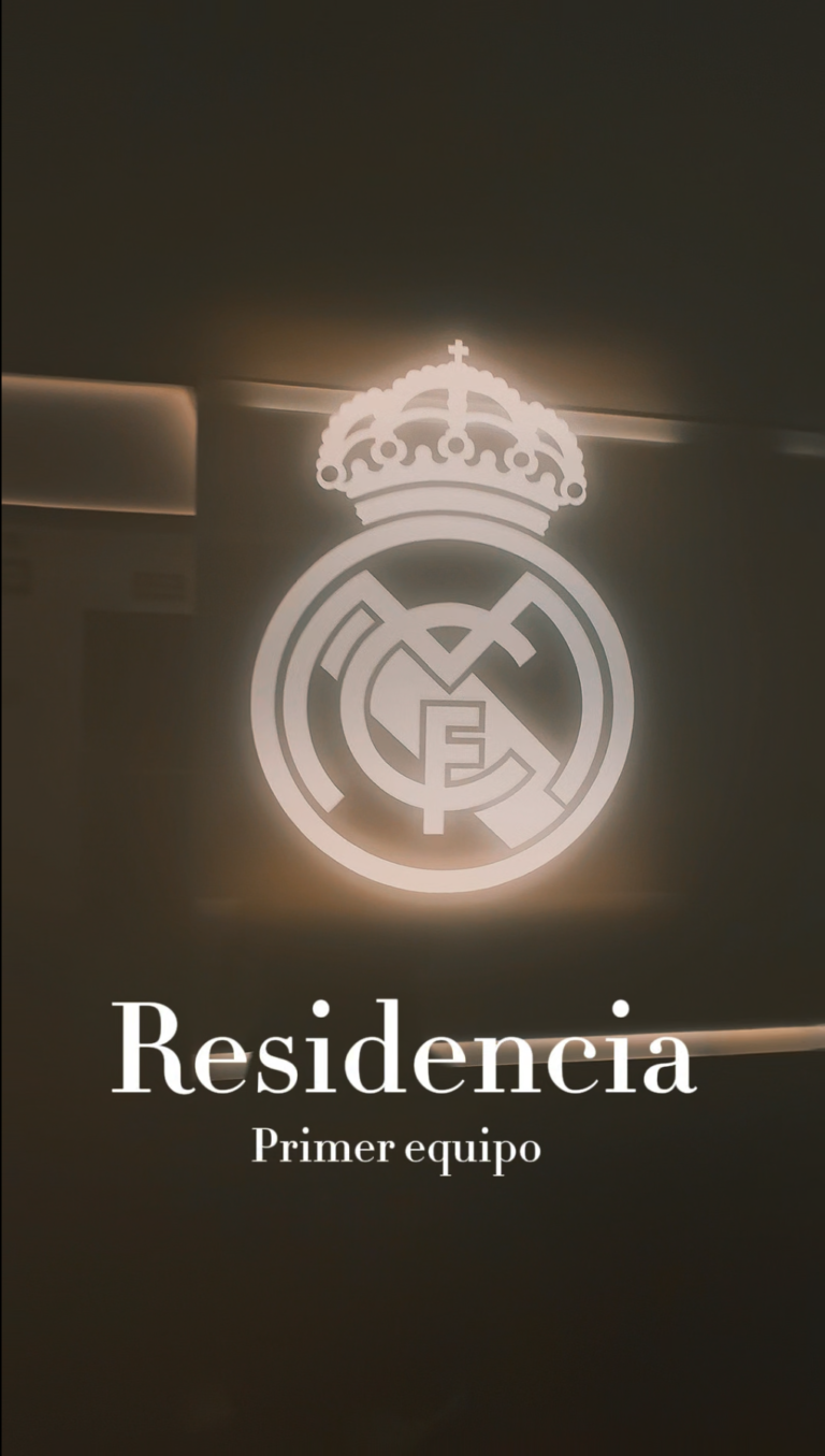 Logotipo iluminado del Real Madrid en la entrada de la residencia del primer equipo en Valdebebas.