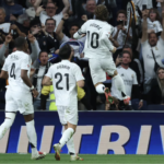Luka Modric (derecha) celebra el primer gol del Madrid ante el Girona.