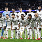Jugadores del Real Madrid posando para la foto oficial del equipo antes del partido de Champions League contra el Atlético de Madrid en el estadio Santiago Bernabéu.