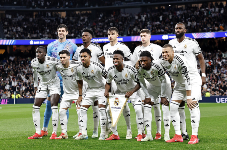 Jugadores del Real Madrid posando para la foto oficial del equipo antes del partido de Champions League contra el Atlético de Madrid en el estadio Santiago Bernabéu.