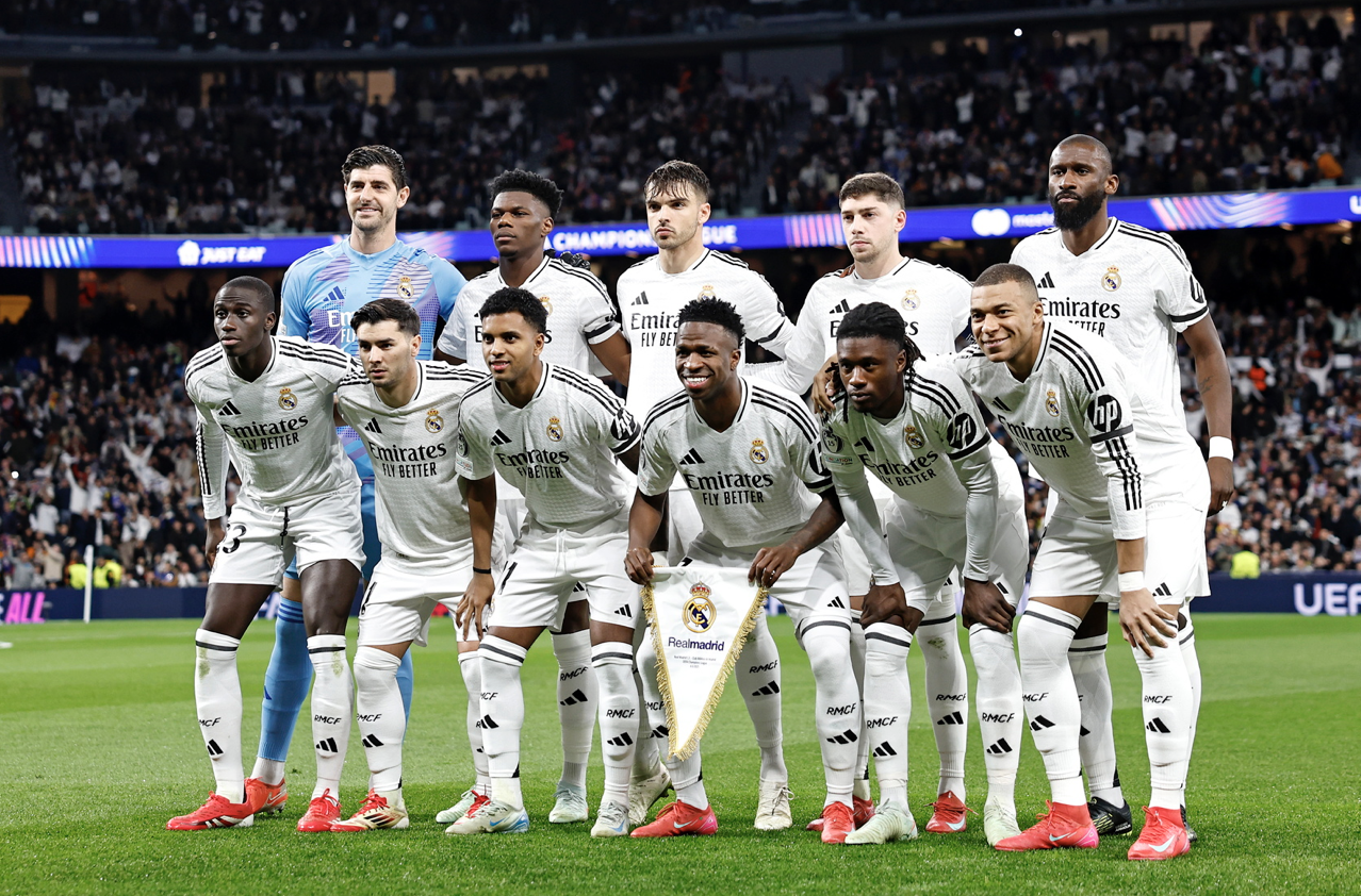 Jugadores del Real Madrid posando para la foto oficial del equipo antes del partido de Champions League contra el Atlético de Madrid en el estadio Santiago Bernabéu.